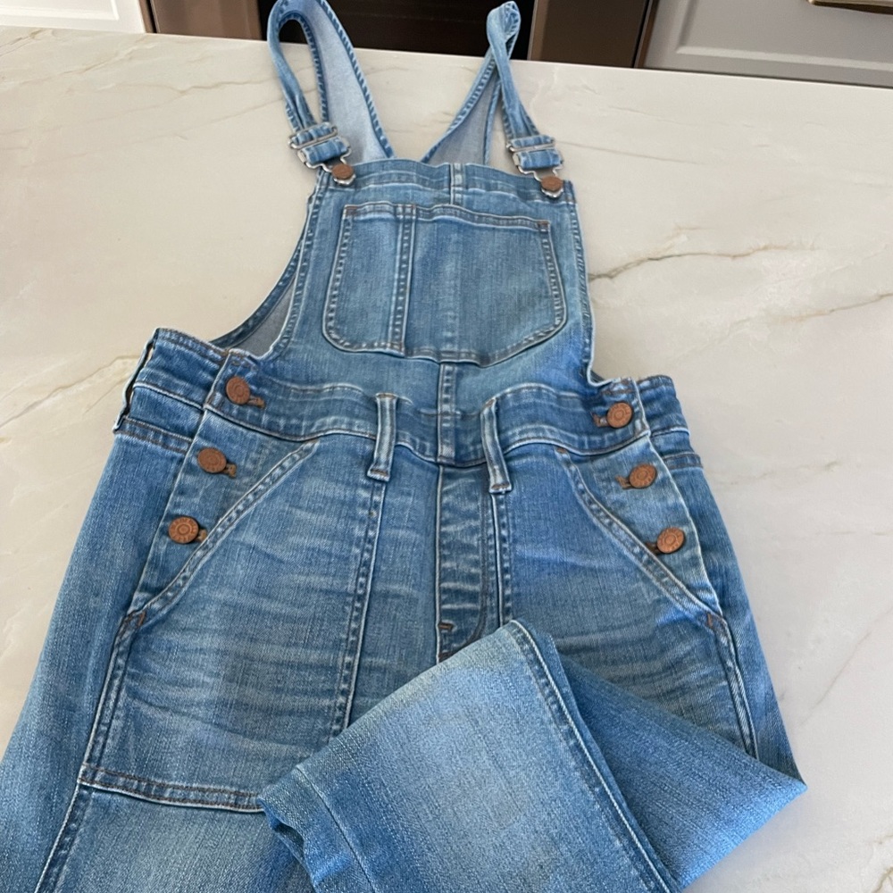 Like new Madewell skinny overalls.they have a nice stretch to them.